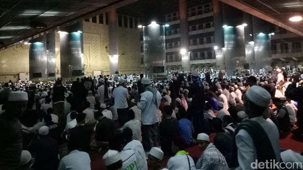 Begini Suasana Salat Subuh Ribuan Massa yang Akan Berdemo Siang Nanti