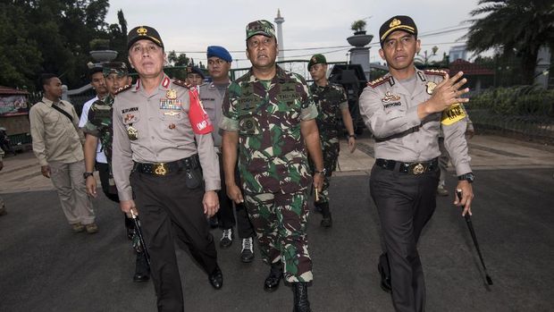 Kapolda Metro Jaya Irjen Pol M Iriawan (kedua kiri) bersama Pangdam Jaya Mayjen TNI Teddy Laksmana (tengah) jelang aksi 411.