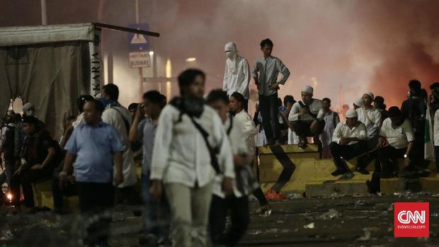 Demonstran anti Ahok mendesak kepolisian menetapkan gubernur itu sebagai tersangka kasus dugaan penistaan agama.