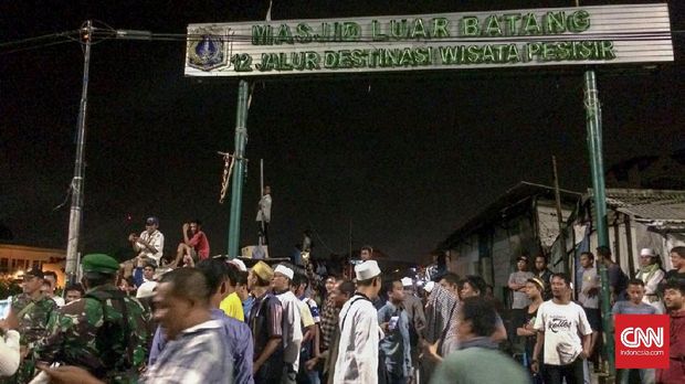 Massa berkumpul di depan gerbang Masjid Luar Batang, Jakarta Utara.