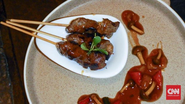 Sajian mungil Balinese Chicken Satay dalam program Paired di Lobby Lounge, Sheraton Grand Jakarta Gandaria City Hotel.