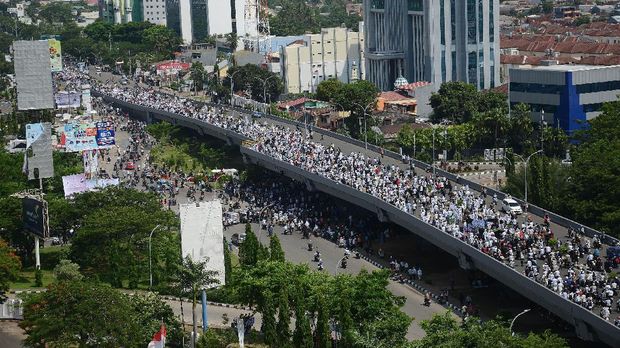 Ribuan orang berjalan saat berunjuk rasa di atas jalan jembatan layang menuju kantor Gubernur Sulsel di Makassar,