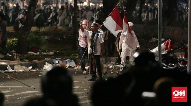 Di depan Istana Negara, demonstrasi anti Ahok berakhir ricuh. (CNN Indonesia/Andry Novelino)