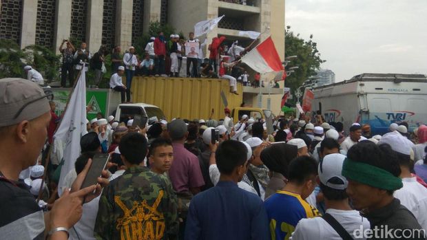 Masjid Istiqlal Penuh, Pendemo Ada yang dari Banyuwangi