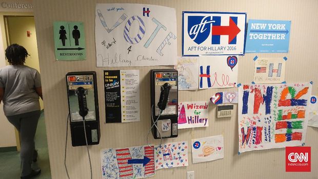 'Rayuan Maut' Relawan Clinton Menjaring Pemilih Lewat Telepon