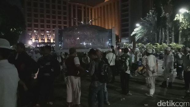 Begini Suasana Salat Subuh Ribuan Massa yang Akan Berdemo Siang Nanti