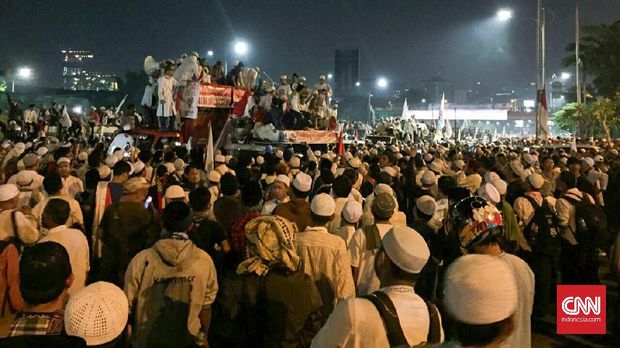 Massa bela Islam yang berkumpul di depan DPR/MPR.