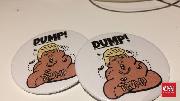 Salah satu pin yang memuat karikatur olokan terhadap Donald Trump. (CNN Indonesia/Denny Armandhanu)