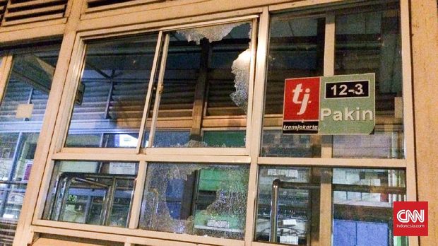 Halte TransJakarta Pakin rusak dilempari batu oleh massa. 