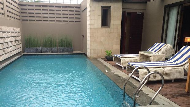 Tak hanya kamar hotel, Aston juga menyediakan Aston Villa yang bisa digunakan untuk liburan bersama keluarga. Setiap villa memiliki kolam renang pribadi, jacuzzi, dan dapur.