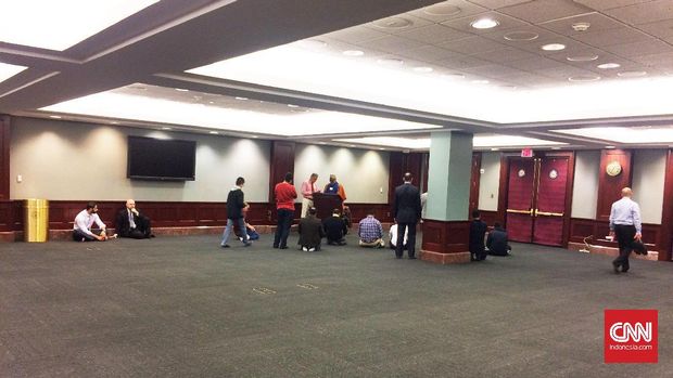 Muslim Washington DC bersiap untuk shalat Jumat di sebuah ruangan di bawah tanah Capitol Hill. (CNN Indonesia/Denny Armandhanu)