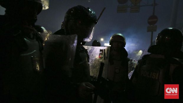 Kekisruhan terjadi usai demo anti Ahok pada Jumat malam. (CNN Indonesia/Adhi Wicaksono)
