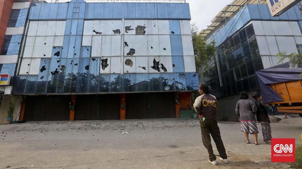 Kawasan perkantoran di Gedong Panjang, Jakarta, rusak akibat tindakan sejumlah pedemo, 4 November lalu.