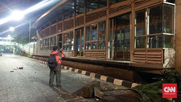 Kondisi pasca kerusuhan di Halte Busway Pakin, Penjaringan, Jakarta Utara.