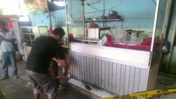 Tidak hanya itu, perusuh juga merusak warung makan.