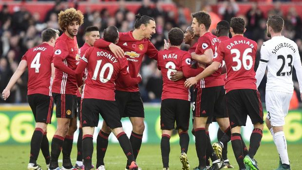 Zlatan Ibrahimovic merayakan gol keduanya sekaligus bawa MU unggul 3-0 atas Swansea. (Reuters/Rebecca Naden)