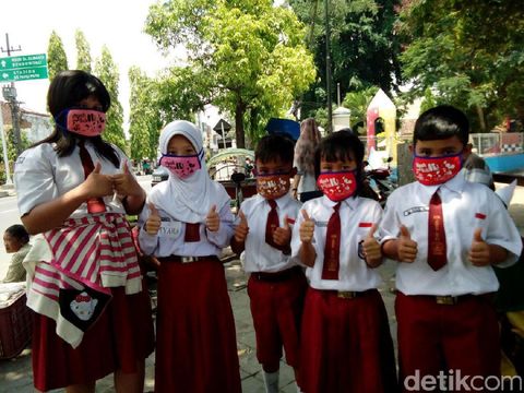 Mahasiswa Jember Kampanye Antirokok Melalui Masker 'Ken Arok'