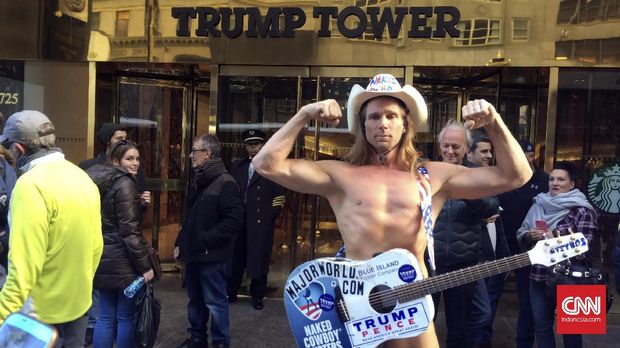 Kegilaan Rutin di Depan Menara Trump