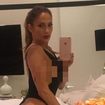 Lea Michele Ikuti Gaya Jennifer Lopez, Pose Seksi di Tempat Tidur