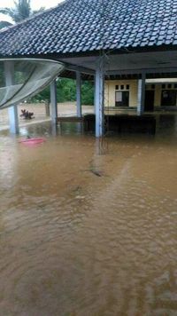 Longsor Dan Banjir Kepung Beberapa Wilayah di Sukabumi 8 Mobil Hanyut