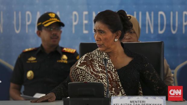 Menteri Susi Pudjiastuti dalam satu jumpa pers. Dia mendapatkan banyak kritik terkait dengan kebijakan anti pencurian ikan yang berimbas pada kesejahteraan nelayan.