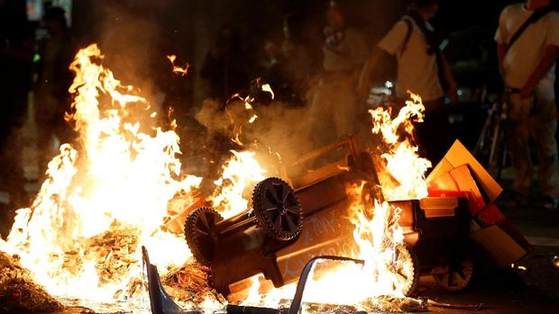 Aksi pembakaran mobil dalam demo anti-Trump di Oakland