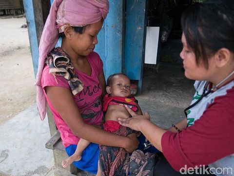 Penuh Tantangan, Begini Kisah Mariya Jadi Bidan di Hutan