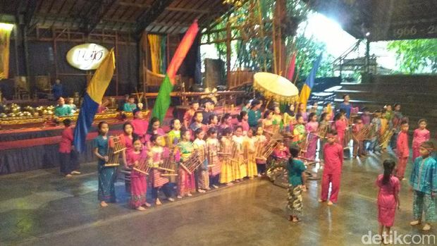 Pertunjunkan angklung oleh anak-anak (Mukhlis/detikTravel)