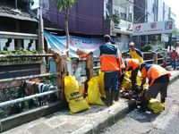 Sisa Banjir Bandung: Evakuasi Avanza hingga Bersihkan Sampah di Selokan