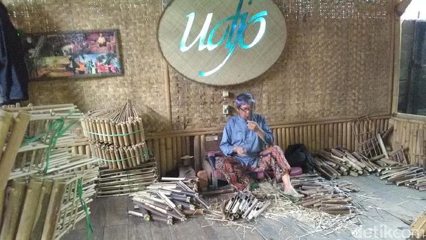 Taufik membuat angklung (Mukhlis/detikTravel)