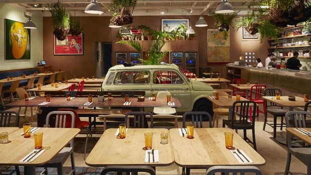 Suasana vintage di restoran Attarine Jakarta terasa lewat beberapa aksesori lukisan tempo dulu dan keberadaan mobil Morris kuno yang disulap jadi wadah tanaman dan tumpukan menu.