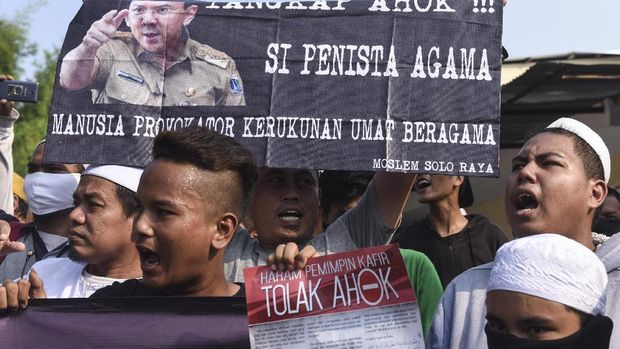 Massa tak dikenal kerap mengadakan aksi menolak Ahok pada saat agenda blusukannnya. (ANTARA FOTO/Hafidz Mubarak A)