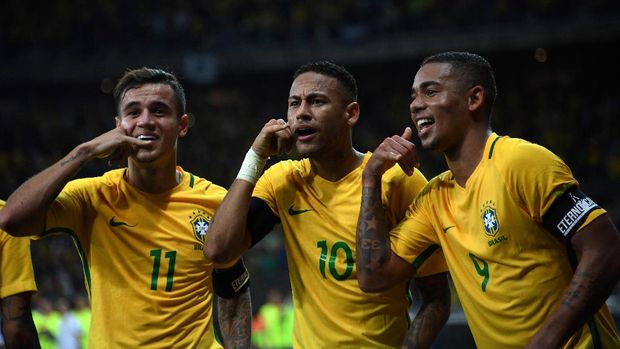 Neymar Jr. (tengah) menjadi salah satu pemain yang diandalkan Timnas Brasil untuk meraih gelar Piala Dunia yang kelima.