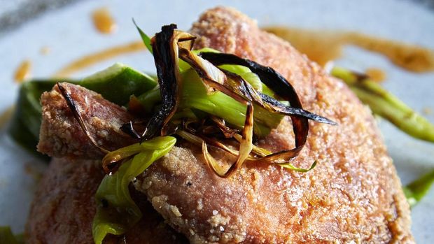 menu chicken leg yang dimiliki Attarine. Tampilan luar seperti ayam goreng kampung yang banyak dijual restoran umumnya di Pulau Jawa. Namun dengan teknik yang baik di tangan Burrel, ayam ini memiliki rasa rempah yang kaya, tekstur yang lembut namun tetap utuh.