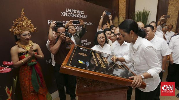 Menteri BUMN, Rini M. Soemarno menandatangani prasasti Hotel Inaya Putri Bali yang berlokasi di Nusa Dua, Jumat, 11 November 2016. (CNN Indonesia/Safir Makki)