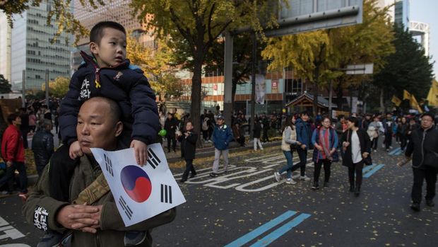 Puluhan Ribu Orang Menuntut Presiden Korea Selatan Mundur