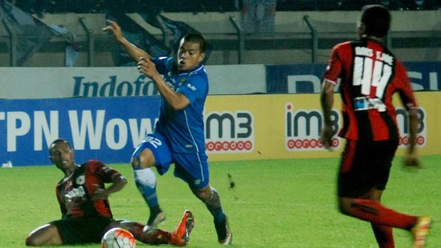 Tantan mengalami cedera lutut saat menghadapi Arema FC. (
