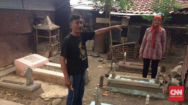 Aiptu Widodo Ramelan dan istrinya Suyatni di rumahnya yang ada di pemakaman Krapyak Rembang. (CNN Indonesia/Damar Sinuko)