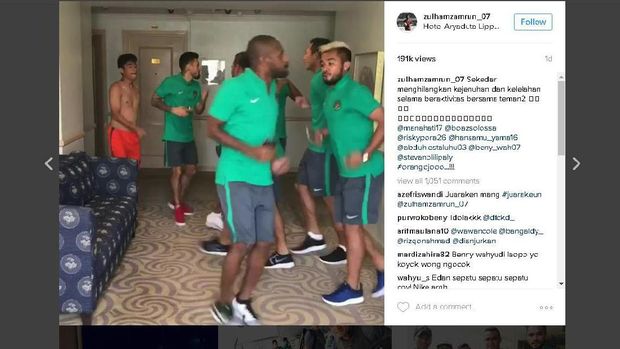 Para pemain timnas mengikuti tantangan The Running Man.