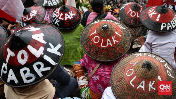 Aksi petani Rembang menolak pabrik semen. (CNN Indonesia/Ajeng Dinar Ulfiana)