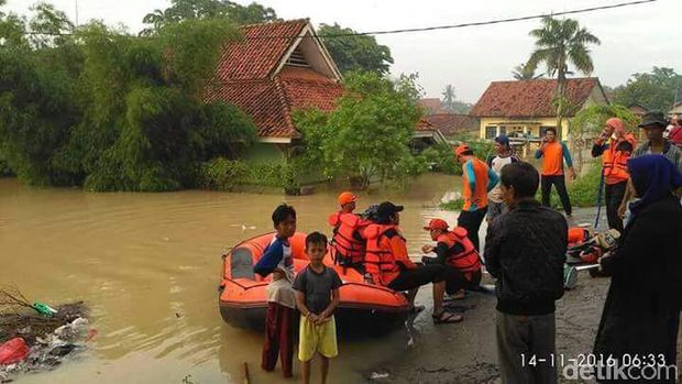  Upaya evakuasi banjir di Karawang, Senin (14/11/2016)