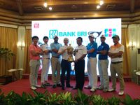 Pegolf Peserta Indonesia Open 2016 di Pondok Indah Golf Course berpose bersama trofi, 15 November 2016. (CNN Indonesia/Titi Fajriyah)