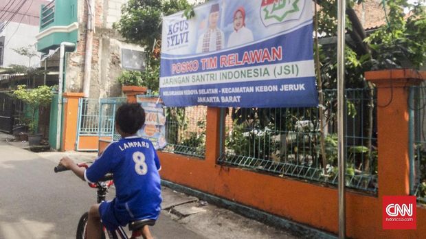 Spanduk dukungan untuk pasangan calon gubernur DKI Jakarta nomor urut 1 terpampang di gang Kedoya Utara dan Kedoya Selatan. (CNNIndonesia/Gloria Safira)