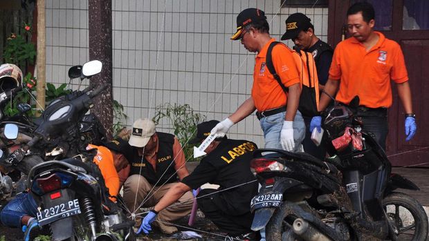 Tim Laboratorim Forensik Mabes Polri melakukan olah tempat kejadian perkara (TKP) di lokasi ledakan di Gereja Oikumene, Kelurahan Sengkotek, Kecamatan Loa Janan Ilir, Kota Samarinda, Kalimantan Timur, Senin (14/11).