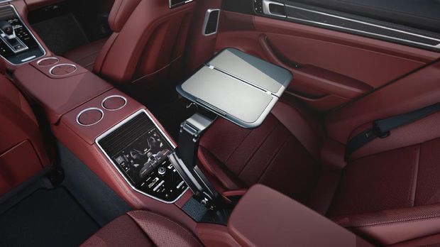 Interior Porsche Panamera 4 E-Hybrid Executive di bagian belakang.