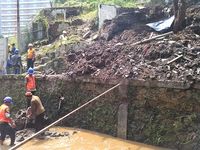 Satu Rumah Rusak Tertimpa Fondasi Mes Apartemen di Bandung