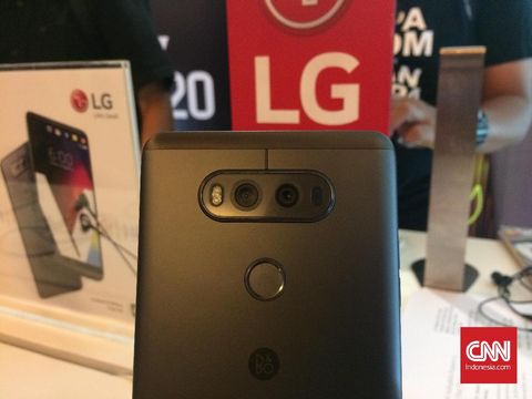 LG V20 mengusung dual camera di bagian belakang yang bisa mengaktifkan mode wide angle. (CNN Indonesia/Hani Nur Fajrina)