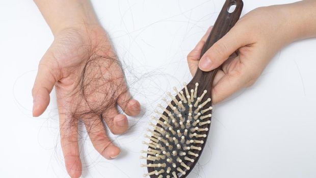 Kekurangan protein bisa menyebabkan rambut rontok.