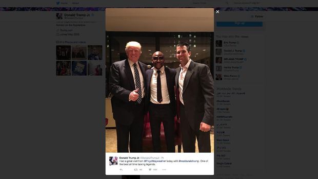 Donald Trump Jr. saat menunjukkan foto bersama Donald Trump dan Floyd Mayweather Jr.
