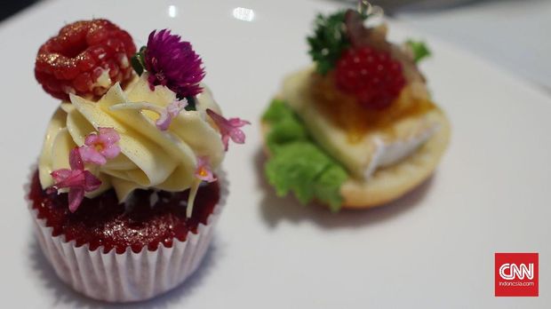 Menikmati Teh dan Kue Mini Berdekorasi Cantik Menikmati Teh dan Kue Mini Berdekorasi Cantik